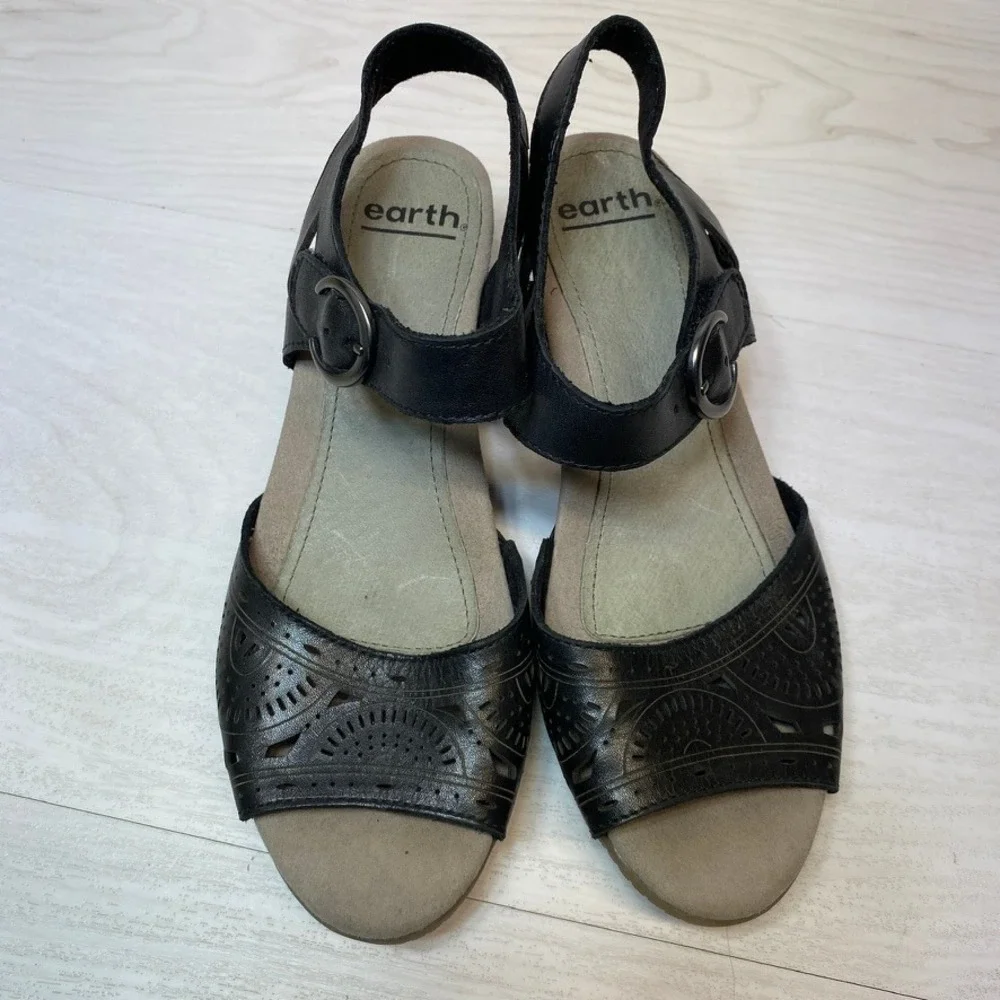 Earth Womens 7.5 Carson Westport Wedge Sandals Black Leather Laser Cut Comfort